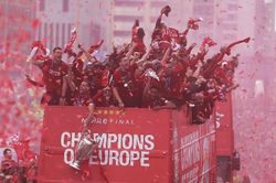 CĐV Liverpool khó có lễ rước cúp Premier League