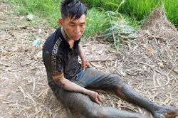 Cha tổ chức sới bạc, con ngồi canh cảnh sát