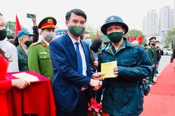68 thanh niên quận Thanh Xuân lên đường nhập ngũ