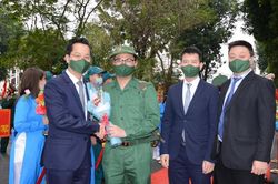 71 thanh niên ưu tú quận Hoàn Kiếm lên đường nhập ngũ