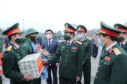 Tân binh các tỉnh thành náo nức lên đường nhập ngũ