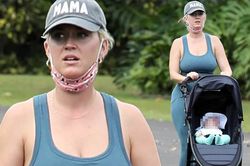 Mẹ bỉm sữa Katy Perry mặc bra không nội y, lần đầu đưa con gái 6 tháng tuổi ra phố