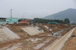 Đóng nước kênh chính ba ra Đô Lương để nâng cấp hệ thống thủy lợi