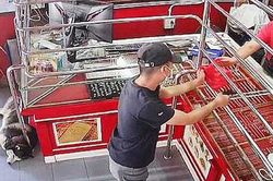Bị cướp cầm súng xông vào tiệm vàng, chó cưng vẫn ngủ ngon lành khiến người chủ ngao ngán