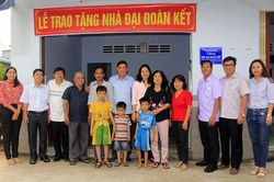 Trao nhà Đại đoàn kết cho hộ khó khăn phường Mỹ Bình
