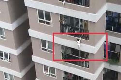 Thót tim bé gái 2 tuổi rơi từ tầng 12A chung cư được cứu thoát hy hữu