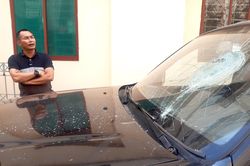 Giám đốc ban quản lý dự án huyện đập phá ô tô đỗ trước nhà