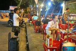 Tiếng ồn karaoke, nỗ lực của TP.HCM và việc ca hát văn minh