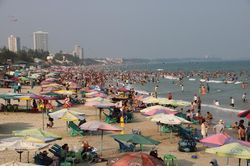 Biển Vũng Tàu đông nghẹt ngày cuối tuần