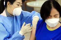 Hàn Quốc cải tiến ống tiêm tiết kiệm vắcxin, Mỹ dùng vắcxin Johnson