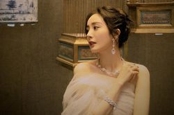 Lý do khiến Dương Mịch tránh đi thảm đỏ Đêm hội Weibo là vì lai lịch bất thường của bộ váy?