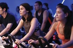 Góc cảnh báo: Tập đạp xe ở phòng gym xong thấy dấu hiệu lạ này, hai cô gái phải đi cấp cứu