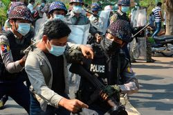 Đụng độ giữa người biểu tình và cảnh sát ở Myanmar, ít nhất 2 người thiệt mạng