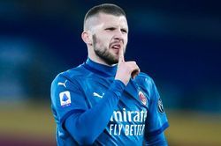 Đối thủ mắc sai lầm giúp Milan bám đuổi Inter