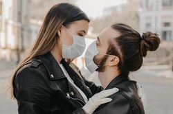 Hẹn hò bất chấp lệnh phong tỏa để tránh chia tay