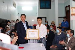 Hà Nội: Khen thưởng đột xuất người cứu bé gái rơi từ tầng 13 chung cư