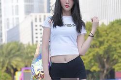 Mặc quần bảo hộ xuống phố, gái trẻ gây 'nhức mắt' vì lộ nguyên vòng ba