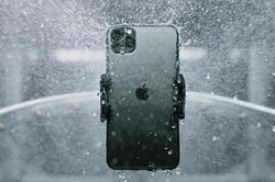 Rửa bằng vòi hoa sen, camera trước của iPhone 12 bị mờ
