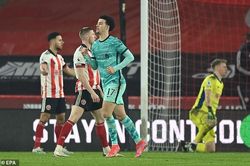 Ngoại hạng Anh sáng 1/3: Liverpool may mắn vượt qua đội bét bảng