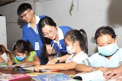 'Gia sư áo xanh' hỗ trợ học tập cho con em người lao động khó khăn
