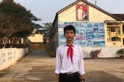 Nam sinh lớp 8 trả lại bọc tiền cho người đánh rơi