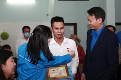 Thủ tướng tặng Bằng khen cho người cứu cháu bé bị rơi từ tầng 12A