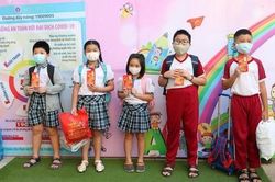 Trở lại trường sau dịch, học sinh ở TPHCM hào hứng được nhận lì xì