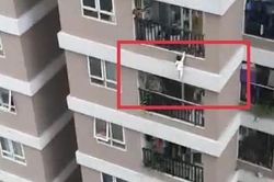 Clip thót tim thanh niên kịp đỡ bé gái rơi từ tầng 12 chung cư