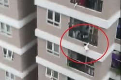 Sức khỏe bé gái 2 tuổi rơi từ tầng 13 chung cư giờ ra sao?