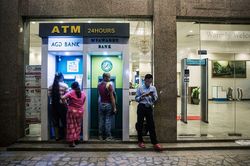 Ngân hàng Myanmar hạn chế dân rút tiền tại ATM