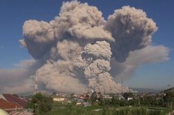 Núi lửa Sinabung phun trào, tạo cột tro bụi 5.000 m