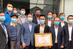 Trao Bằng khen của Thủ tướng cho người dũng cảm cứu cháu bé rơi từ tầng 12A