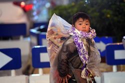 Sapa: Quặn lòng cảnh những bé em bị ép ra đường bán hàng trong giá lạnh