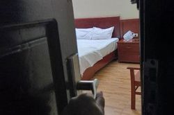 Lắp camera quan sát chị giúp việc, vợ trẻ nghẹn ngào thấy chuyện tày đình
