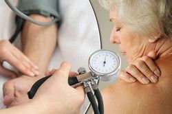 Xử trí khi bị cao huyết áp đột ngột như thế nào? Cần lưu ý gì?