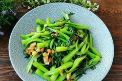 Không cần chần qua, xào rau cải kiểu này vẫn xanh mướt, giòn ngon