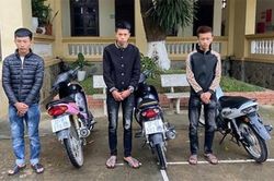 Các thanh niên '2K' bốc đầu xe máy rồi khoe chiến tích lên Tiktok