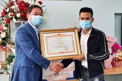 Trao Bằng khen của Thủ tướng Chính phủ cho anh Nguyễn Ngọc Mạnh