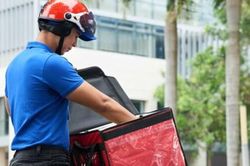 Người giao hàng gọi điện liên tục nhưng luôn im lặng, mãi khách mới hiểu sự thật bất ngờ