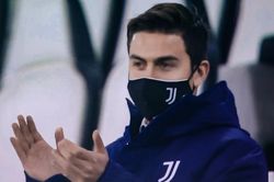 Dybala bật dậy vỗ tay sau cú sút chéo góc của Ronaldo