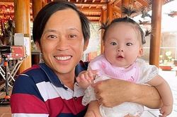 Hoài Linh tươi cười bên con gái của ca sĩ Pha Lê