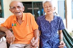 Tình yêu của cụ ông ngày bán xoài, đêm ngủ vỉa hè kiếm tiền nuôi vợ ốm