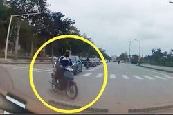 TP. Vinh: Rẽ trái ẩu, nam sinh đi xe máy tông rách đầu ô tô