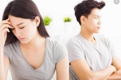 Dứt khoát ly hôn khi biết chồng cặp bồ với người yêu cũ