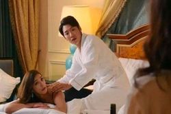 Vợ chồng tôi rủ nhau đi nhà nghỉ 'đổi gió' thì cả nhà chồng bất ngờ ập vào khiến tôi một phen hoảng sợ