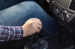 Món đồ trong cốp xe ô tô khiến bí mật của người chồng bị phát giác