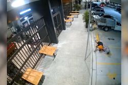 Người phụ nữ quật ngã tên cướp để đòi lại túi xách