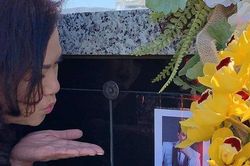 Xúc động trước hình ảnh bà xã hôn gió trước di ảnh cố NS Chí Tài khi thăm mộ chồng
