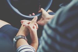 Chỉ cần hỏi một câu này, bạn sẽ biết ngay người yêu mình có tính thích kiểm soát hay không