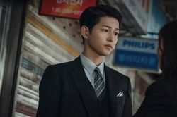 Song Joong Ki diện hàng hiệu đắt đỏ trong phim mới